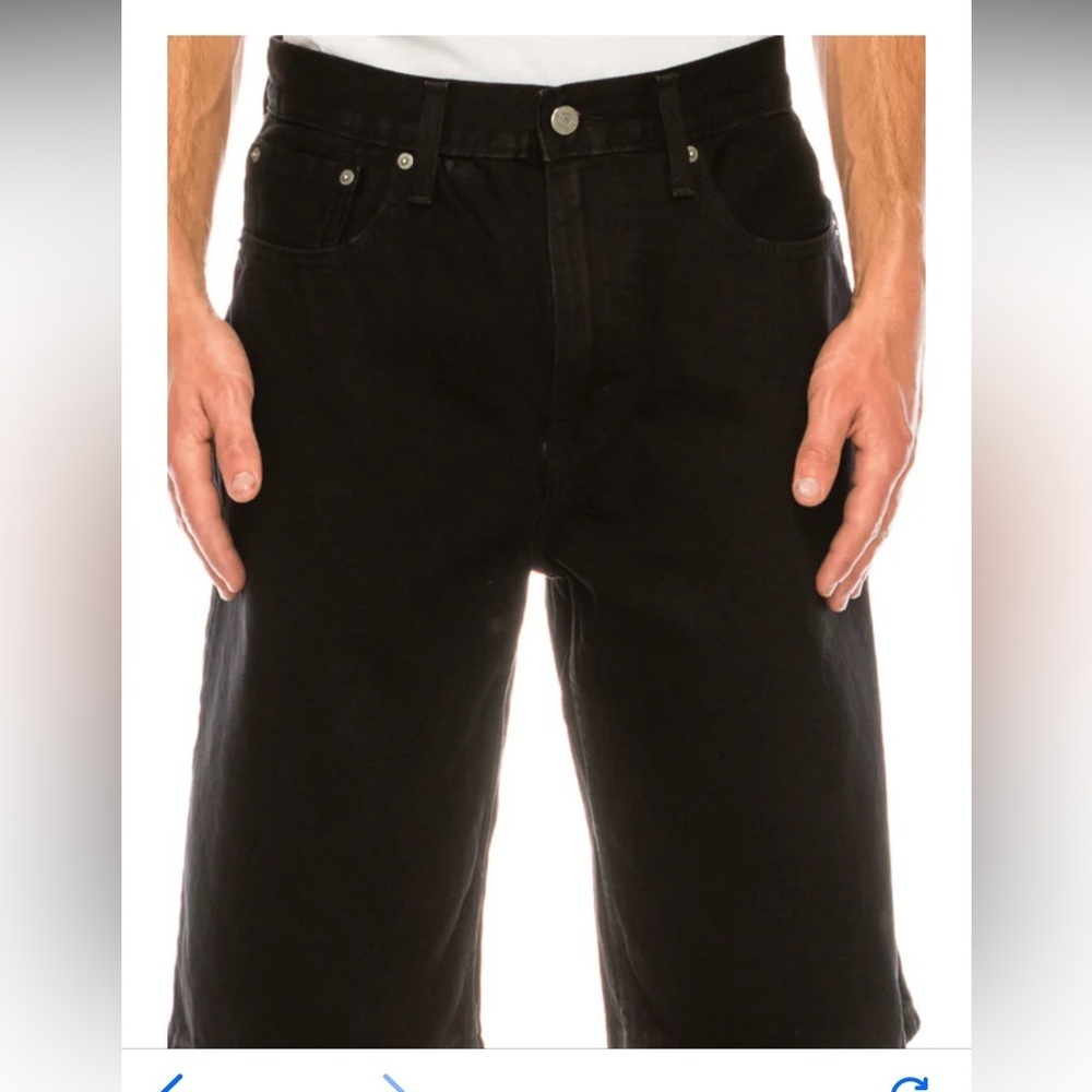 NWT-levi’s-469 loose shorts-50-black denim
-sits below waist, hits below knee.